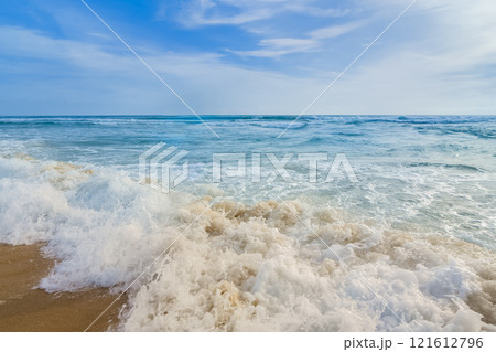 白波の打ち寄せる砂浜とエメラルドグリーンの海 / Phuket, Thailand 白波の打ち寄せる砂浜とエメラルドグリーンの海 / Phuket, Thailand 121612796