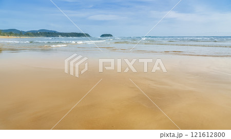 遠浅の砂浜とエメラルドグリーンの海 / Karon Beach, Phuket, Thailand 遠浅の砂浜とエメラルドグリーンの海 / Karon Beach, Phuket, Thailand 121612800