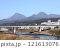 由布山・鶴見山を大分市明磧橋から 2025年元旦に撮影 121613076