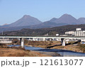 由布山・鶴見山を大分市明磧橋から 2025年元旦に撮影 121613077