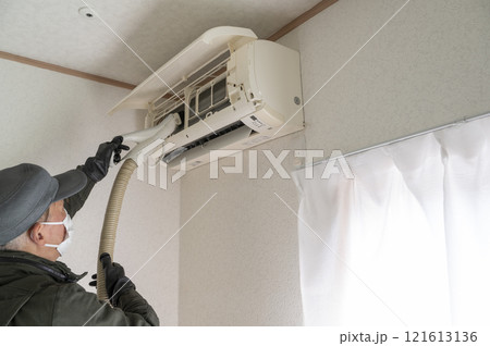 エアコンの清掃をするハウスクリーニングの男性作業員 121613136