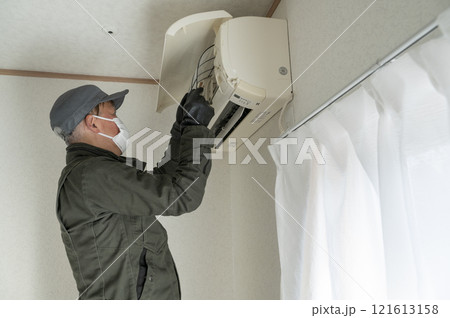 エアコンの清掃をするハウスクリーニングの男性作業員 121613158