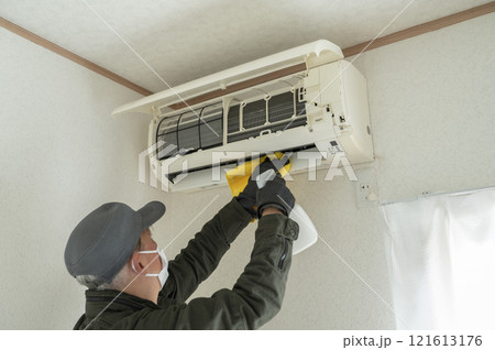 エアコンの清掃をするハウスクリーニングの男性作業員 121613176
