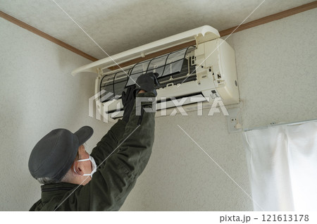 エアコンの清掃をするハウスクリーニングの男性作業員 121613178