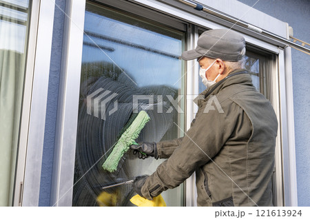 専門業者によるガラスクリーニング 専門業者によるガラスクリーニング 121613924