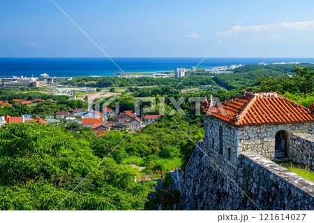 沖縄の伝統建築と広がる自然の美 121614027