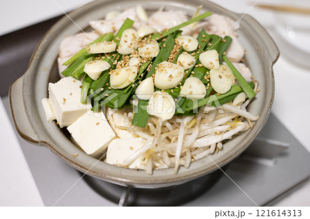 土鍋で作るもつ鍋 121614313