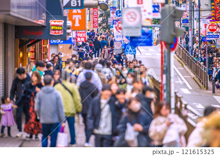 日本の横浜都市景観1月2日。相鉄横浜駅前。賑わうパルナードSTなどを望む。マ姿も…＝令和7年 121615325