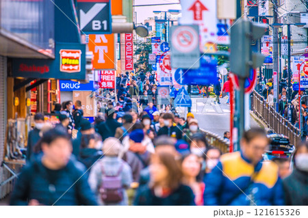日本の横浜都市景観1月2日。相鉄横浜駅前。賑わうパルナードSTなどを望む。マ姿も…＝令和7年 121615326