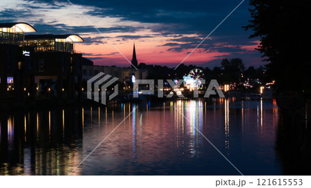 夕暮れの運河の水面に映る街並み 121615553