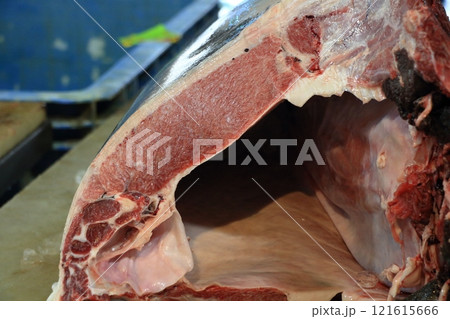 市場で解体される生のクロマグロ 市場で解体される生のクロマグロ 121615666