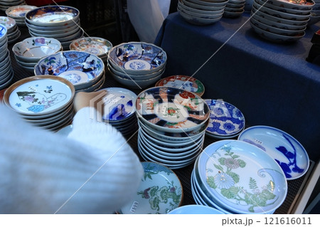 骨董市に並べられた食器　 121616011