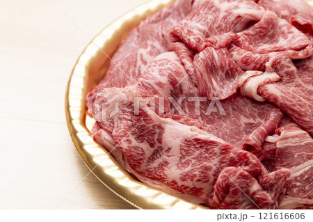 テーブルにすき焼き用の牛肩ロース肉 テーブルにすき焼き用の牛肩ロース肉 121616606