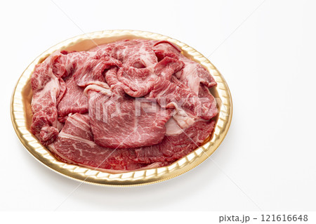 白背景にすき焼き用の牛肩ロース肉 白背景にすき焼き用の牛肩ロース肉 121616648