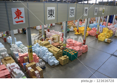 年末の大田市場　山積みされる青果の段ボール 121616728