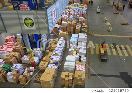 年末の大田市場　山積みされる青果の段ボール 121616730