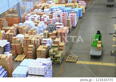 年末の大田市場 山積みされる青果の段ボール 年末の大田市場 山積みされる青果の段ボール 121616735