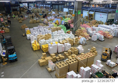 年末の大田市場　山積みされる青果の段ボール 121616737