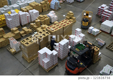 年末の大田市場 山積みされる青果の段ボール 年末の大田市場 山積みされる青果の段ボール 121616738