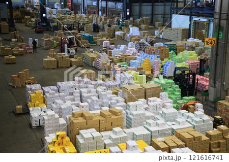 年末の大田市場 山積みされる青果の段ボール 年末の大田市場 山積みされる青果の段ボール 121616741