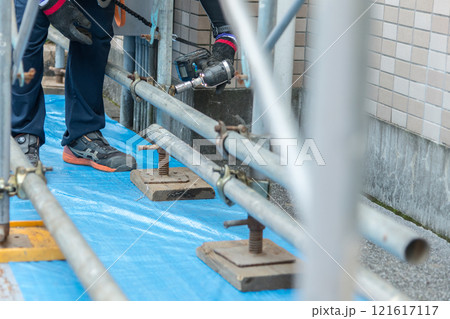 【マンション大規模修繕工事 足場を作る作業員】 【マンション大規模修繕工事 足場を作る作業員】 121617117