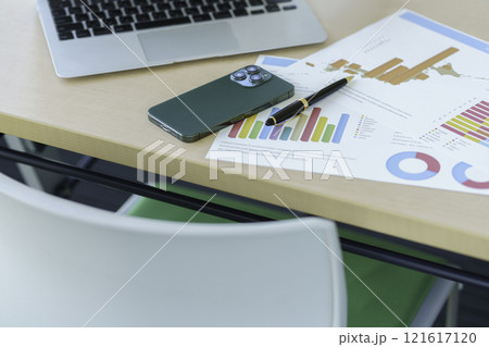 ビジネスイメージ　デスクの上のノートpc　撮影協力：学校法人電波学園 東京電子專門学校 121617120