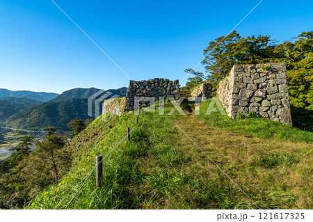 【日本100名城】秋の朝の津和野城 三十間台虎口の石垣3 島根県鹿足郡津和野町 【日本100名城】秋の朝の津和野城 三十間台虎口の石垣3 島根県鹿足郡津和野町 121617325