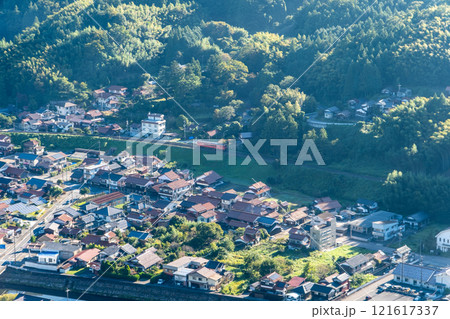 【日本100名城】秋の朝の津和野城から見た津和野盆地を行く山口線の普通列車3 島根県鹿足郡津和野町 【日本100名城】秋の朝の津和野城から見た津和野盆地を行く山口線の普通列車3 島根県鹿足郡津和野町 121617337