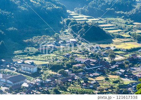 【日本100名城】秋の朝の津和野城から見た津和野盆地を行く山口線の普通列車2　島根県鹿足郡津和野町 121617338