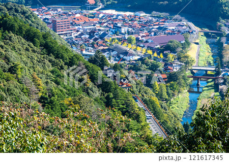 【日本100名城】秋の朝の津和野城から見た津和野の町並み　　島根県鹿足郡津和野町 121617345