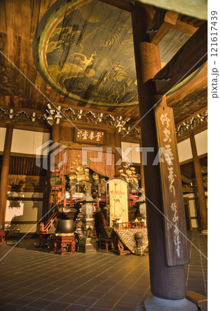 南禅寺 法堂のご本尊の三尊像と天井の蟠龍2 南禅寺 法堂のご本尊の三尊像と天井の蟠龍2 121617439