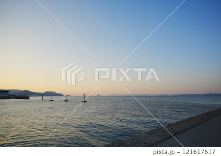 海岸から見る夕焼け 海岸から見る夕焼け 121617617