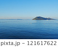 女木島と海苔の養殖のイカダ 121617622