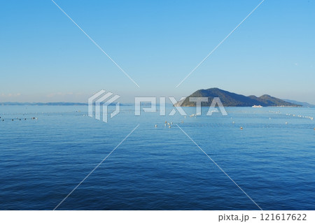 女木島と海苔の養殖のイカダ 121617622