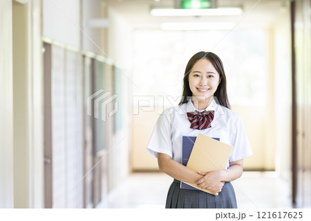 女子高生のポートレート　カメラ目線 121617625