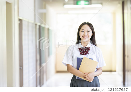女子高生のポートレート　カメラ目線 121617627