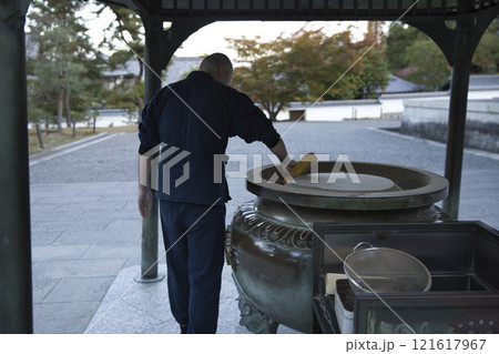 南禅寺　早朝、香炉を整える1 121617967