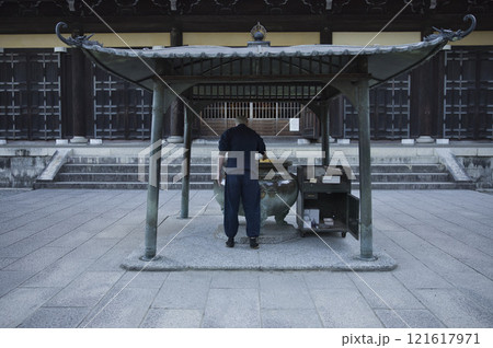 南禅寺　早朝、香炉を整える5 121617971