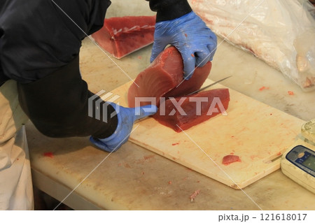 切り分けられる生マグロ　 121618017