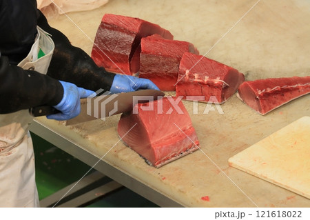 切り分けられる生マグロ 切り分けられる生マグロ 121618022