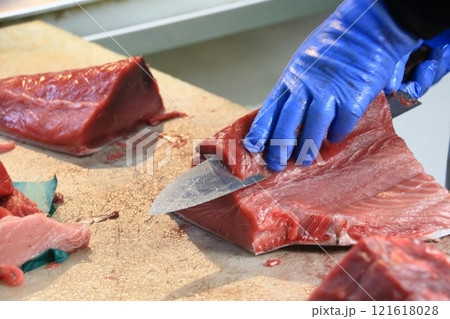 切り分けられる生マグロ　 121618028