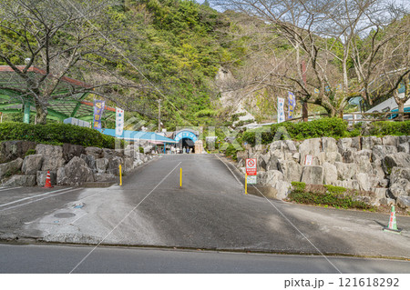 浜松市にある竜ヶ岩洞のチケット売り場と入り口の風景(静岡県) 121618292