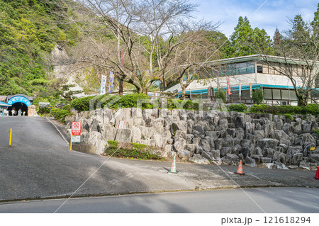 浜松市にある竜ヶ岩洞の入り口の風景(静岡県) 浜松市にある竜ヶ岩洞の入り口の風景(静岡県) 121618294
