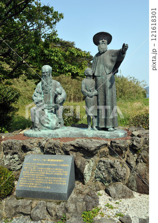 長崎堂崎教会　マルマン神父とペルー神父像 121618301
