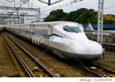 日本の大動脈【東海道新幹線】を駆け抜ける… N700S ～新横浜駅にて 121618795