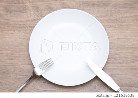 食器皿とフォークとナイフ 食器皿とフォークとナイフ 121619539