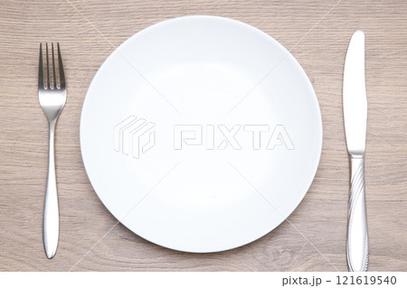 食器皿とフォークとナイフ 121619540