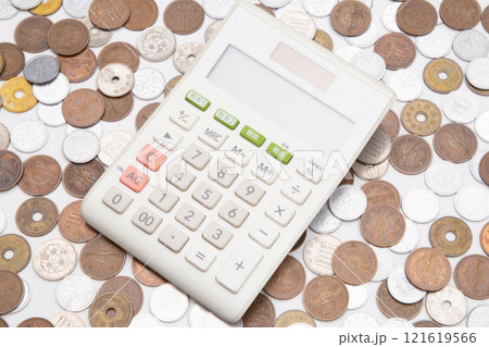 お金と電卓 121619566
