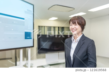 プレゼンをする笑顔のビジネスウーマン 会議室 プレゼンをする笑顔のビジネスウーマン 会議室 121619568
