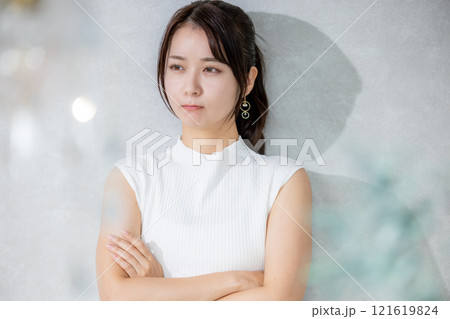 悩む女性 121619824